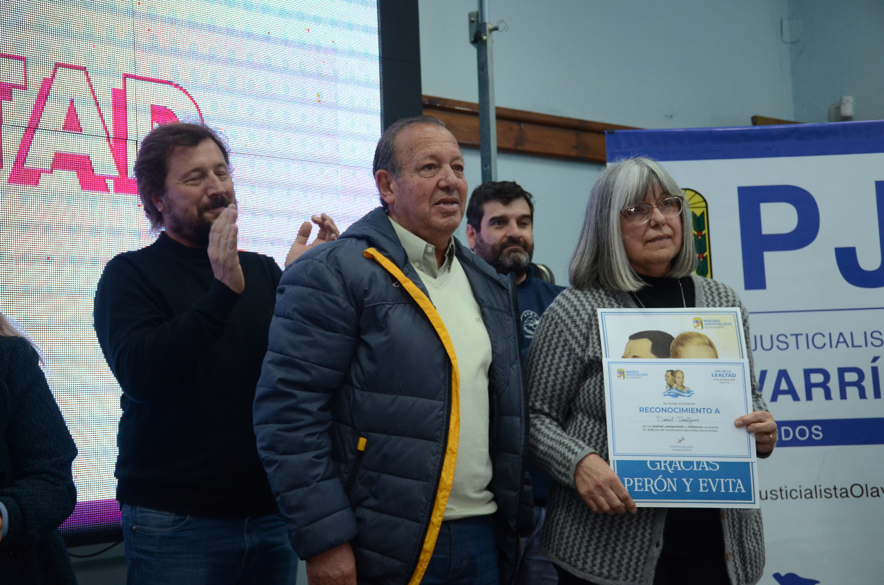 El compañero Raúl Menón y la esposa de daniel Prestipino al momento de recibir el homenaje al desaparecido compañero